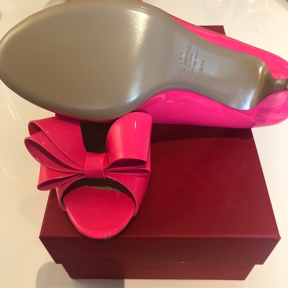 Valentino Bow Pump - Picture 6 of 8
